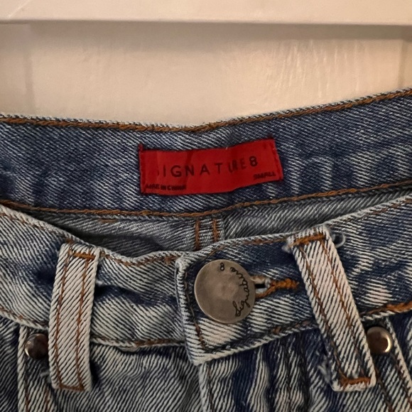 Signature 8 Distressed Denim Shorts Low rise Size S - Picture 3 of 5